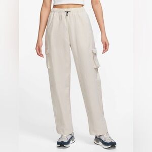 Nike Sportswear Essential High-rise Woven Cargo Pant